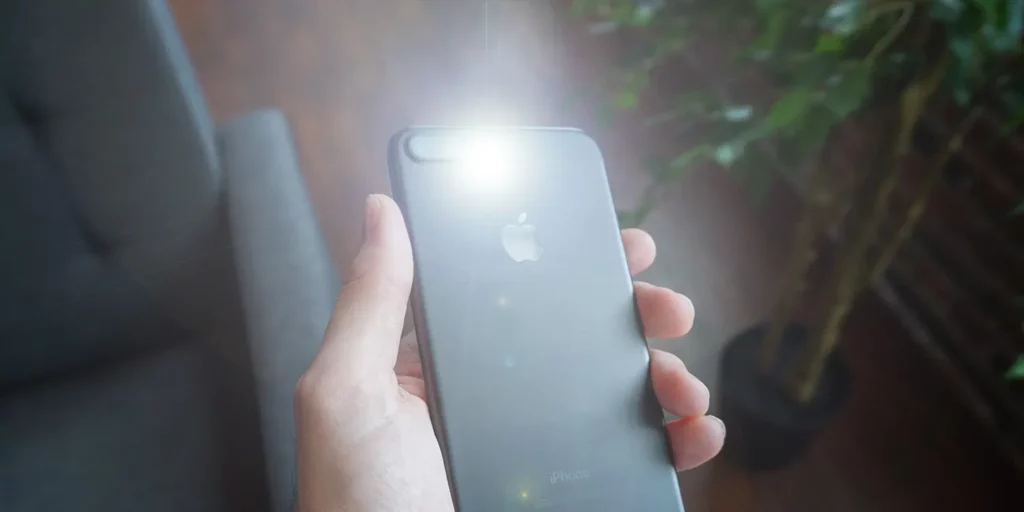 Solusi Mengatasi Flash Atau Senter iPhone Tidak Menyala