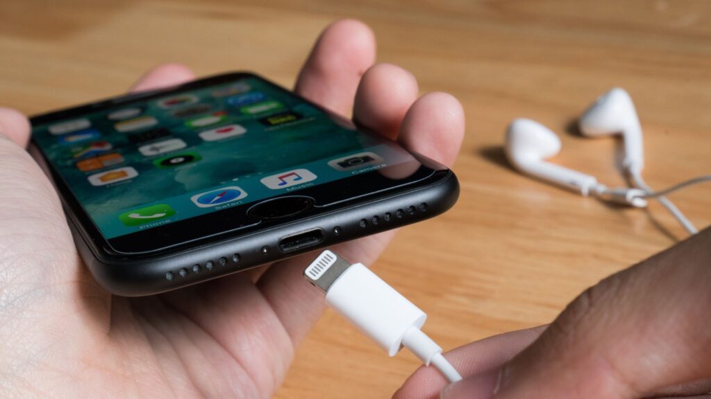 Wajib Tau! Ciri-Ciri IC Charger iPhone Mengalami Kerusakan