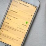Cara Mengatasi Layar HP Berubah Warna (Kuning dan Pudar)